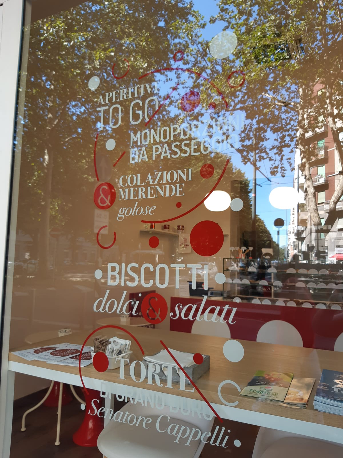 Signage vetrina adesivo biscottiera a pois Milano